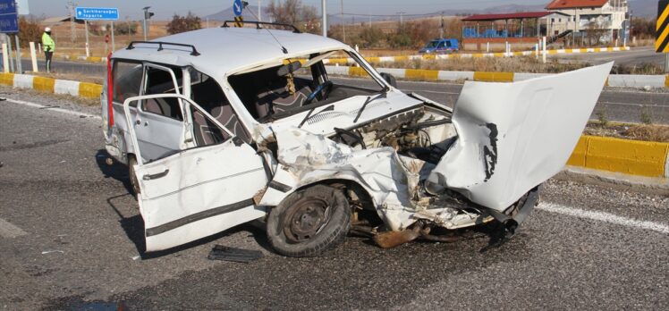 Konya'da otomobille minibüs çarpıştı: 1 ölü, 3 yaralı