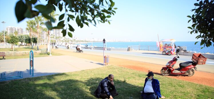 Mersin'de vatandaşlar güneşli havanın tadını çıkarıyor