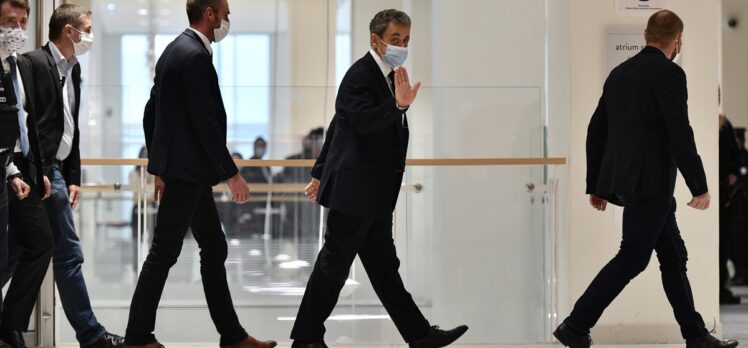Sarkozy'nin yolsuzluk ve suç örgütü kurmakla suçlandığı dava ertelendi