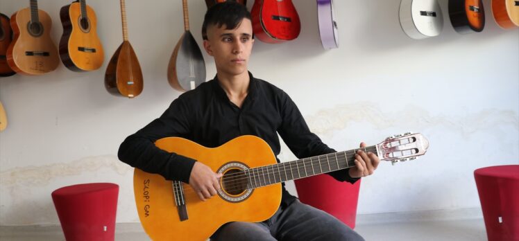 Şırnaklı görme engelli genç hediye gitarla konser verecek