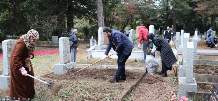 Tokyo’da İslam ve Türk büyüklerinin kabirleri çiçeklendirildi