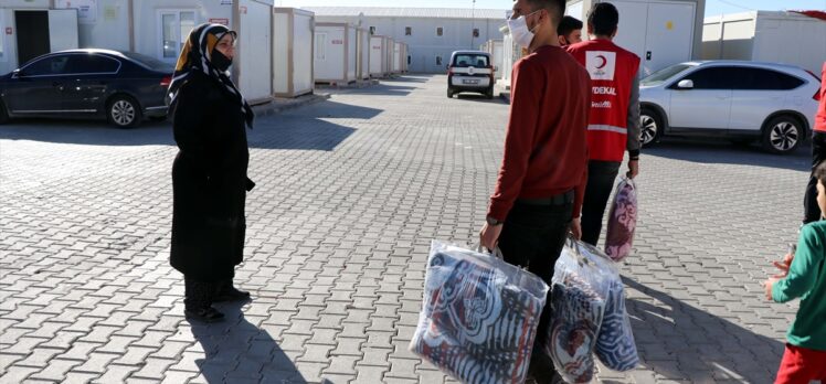 Türk Kızılaydan konteyner kentlerdeki depremzedelere kışlık yardımı