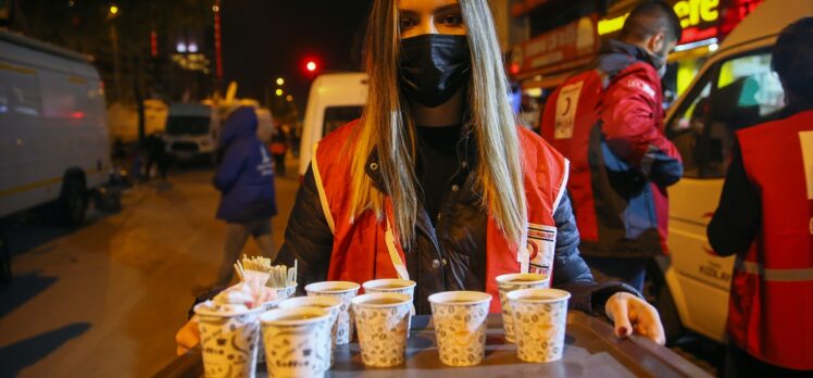 Türk Kızılayın yardım gönüllüsü kadınlar İzmir depreminde de yaraları sarıyor