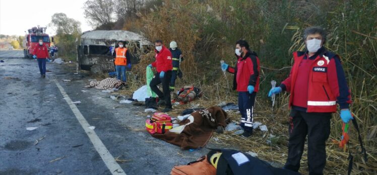 Van'da sığınmacıları taşıyan minibüs devrildi: 2 ölü, 22 yaralı