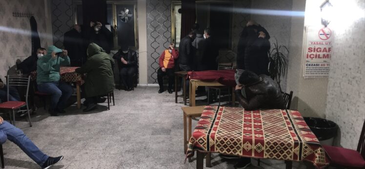 Adana'da kafeteryalarda kumar oynayan 70 kişiye para cezası