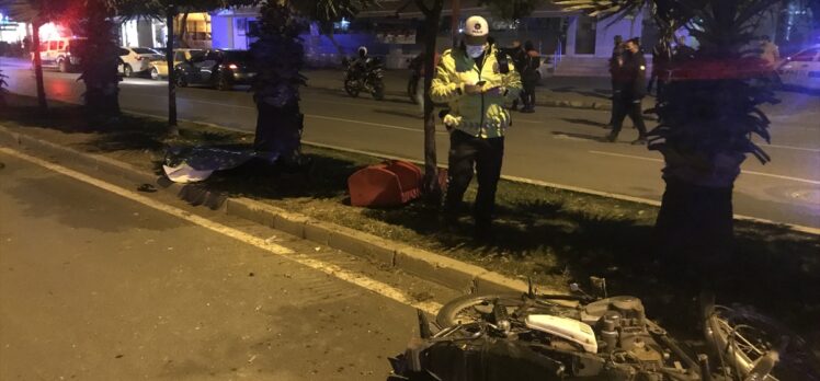 Adana'da motosiklet devrildi: 1 ölü, 2 yaralı