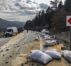 Antalya'da devrilen kamyonun sürücüsü yaralandı