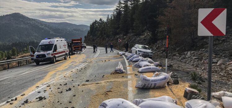 Antalya'da devrilen kamyonun sürücüsü yaralandı