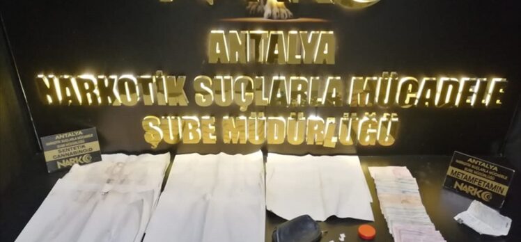 Antalya'da kağıda emdirilmiş uyuşturucu sattıkları iddia edilen 2 zanlı tutuklandı