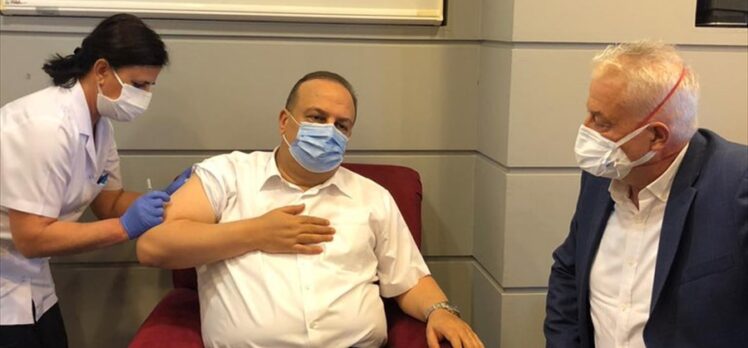 Bursa Valisi Yakup Canbolat, Kovid-19 aşı çalışması için gönüllü oldu