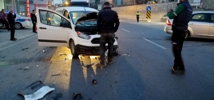 Bursa’da otomobil ile hafif ticari araç çarpıştı: 1 yaralı