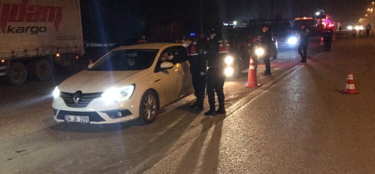 Düzce'de jandarma sokağa çıkma kısıtlaması denetiminde esrar yakaladı