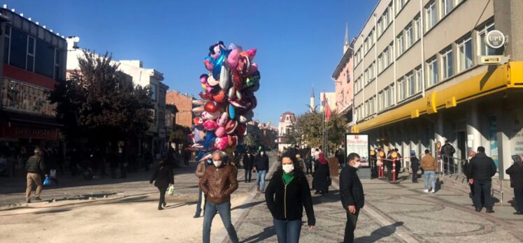 Edirne'de yoğun caddelere  kişi sınırlaması getirildi