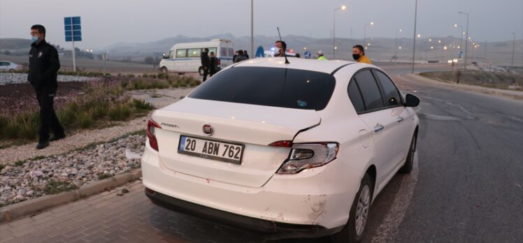 Ehliyetine el konulan sürücü minibüsüyle polis aracına çarpınca yakalandı