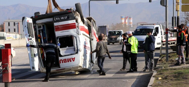 Elazığ'da ambulansla hafif ticari araç çarpıştı: 4 yaralı