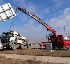 Elazığ'da beton pompa tırı otomobile çarptı: 4 yaralı