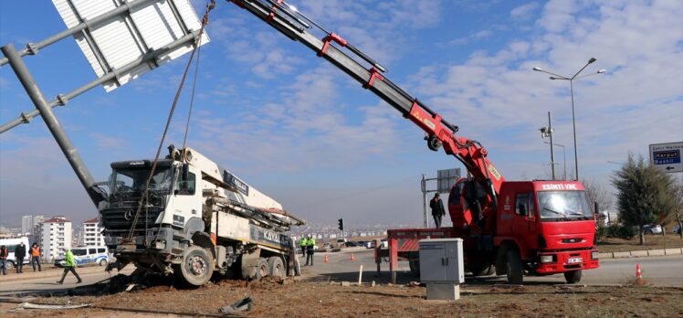 Elazığ'da beton pompa tırı otomobile çarptı: 4 yaralı