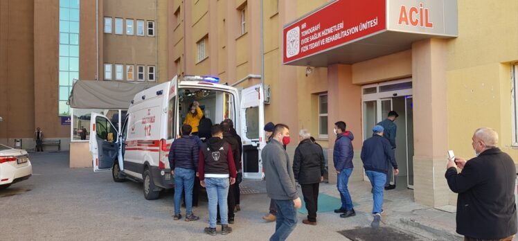 Erzincan'da iki hafif ticari araç çarpıştı: 2 ölü, 2 yaralı