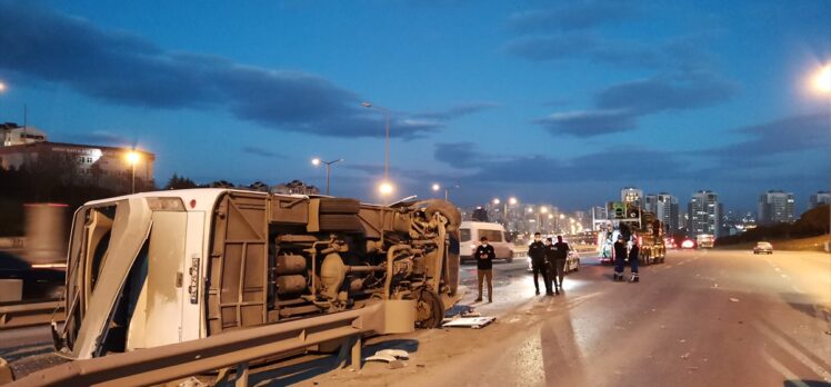 Esenyurt'ta servis midibüsünün devrilmesi sonucu 5 kişi yaralandı