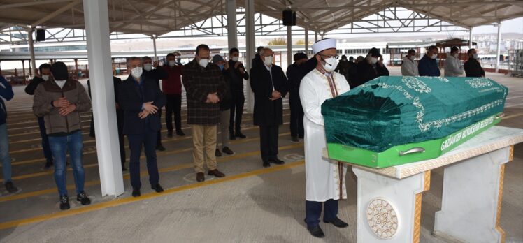 Gaziantep'teki hastanede çıkan yangında hayatını kaybeden Ökkeş Akbulut toprağa verildi