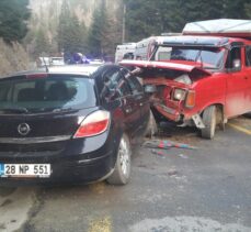 Giresun'da kamyonet ile otomobil çarpıştı: 1ölü, 2 yaralı