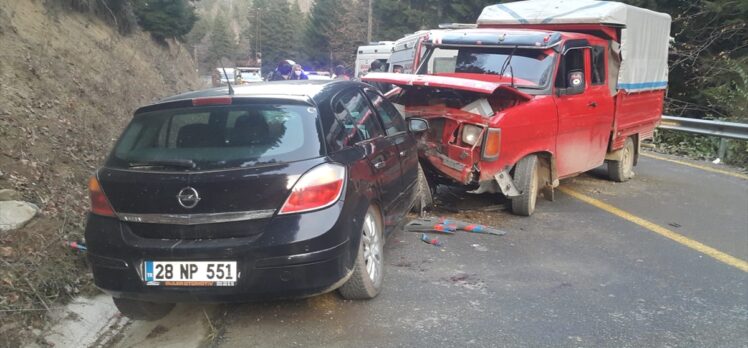 Giresun'da kamyonet ile otomobil çarpıştı: 1ölü, 2 yaralı