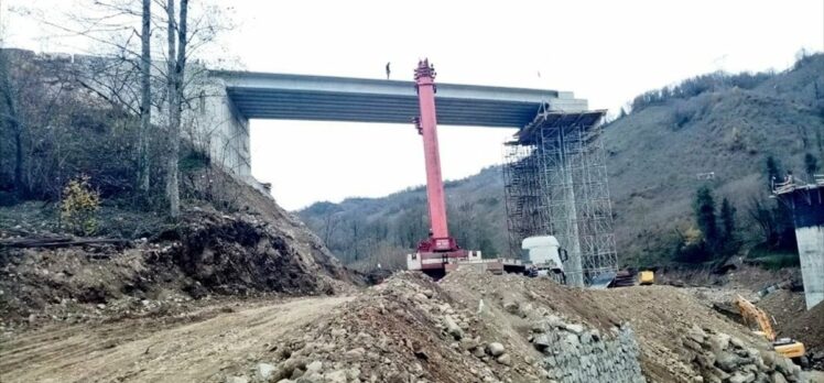 Giresun'da selde menfezin çöktüğü bölgeye yapılan köprüde tabliye çalışması başladı