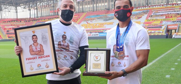 Göztepe'den milli cimnastikçi Ferhat Arıcan'a plaket