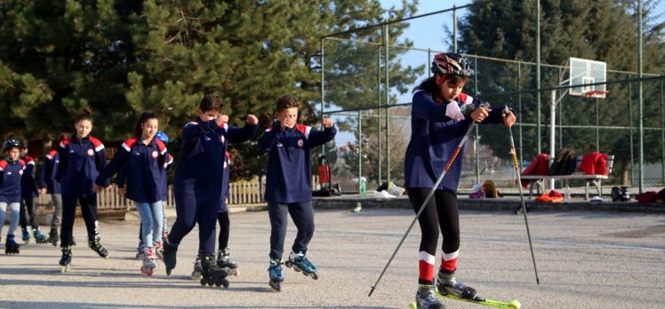 Ilgaz Dağı'na yeterli kar yağmayınca kayakçılar antrenmanı asfaltta yapıyor