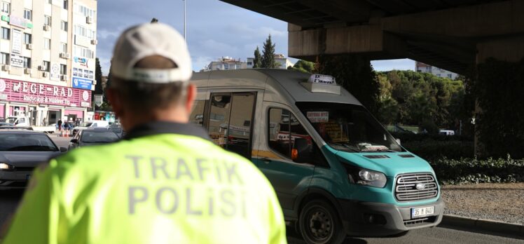 İzmir'de toplu taşıma araçlarında Kovid-19 denetimleri devam ediyor