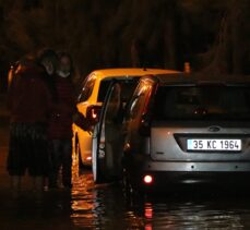 İzmir'de yağışın ardından denizin taşması sonucu araçlar su altında kaldı