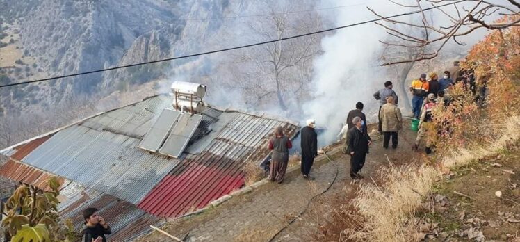 Kahramanmaraş'ta bacadan çıkan kıvılcım evi yaktı