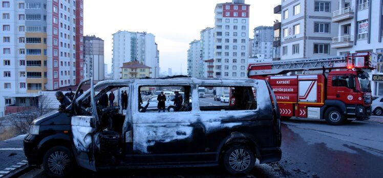 Kayseri'de bir minibüste çakmak gazından çıktığı iddia edilen yangında 3 kişi yaralandı