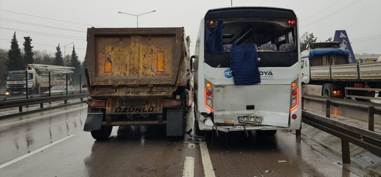 Kocaeli'de 5 aracın karıştığı zincirleme trafik kazası: 8 yaralı