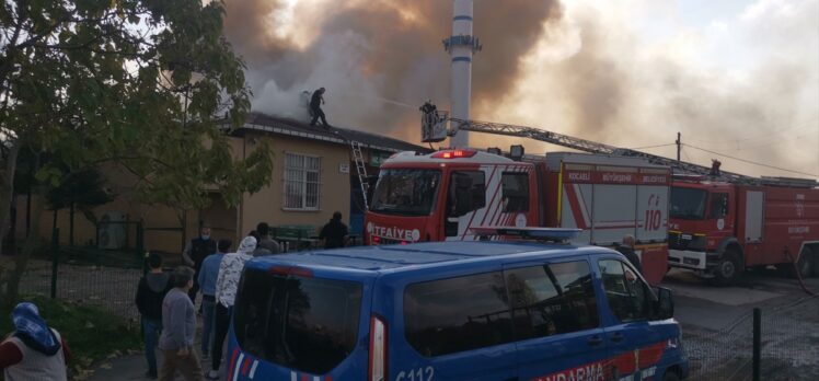 Kocaeli'de kulübeden camiye sıçrayan yangın söndürüldü