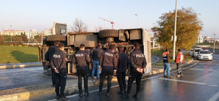 Küçükçekmece'de seyir halindeki TOMA devrildi