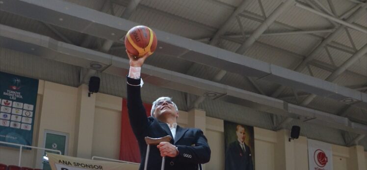 Kurduğu basketbol takımıyla kendisi gibi engelli bireyleri hayata bağladı