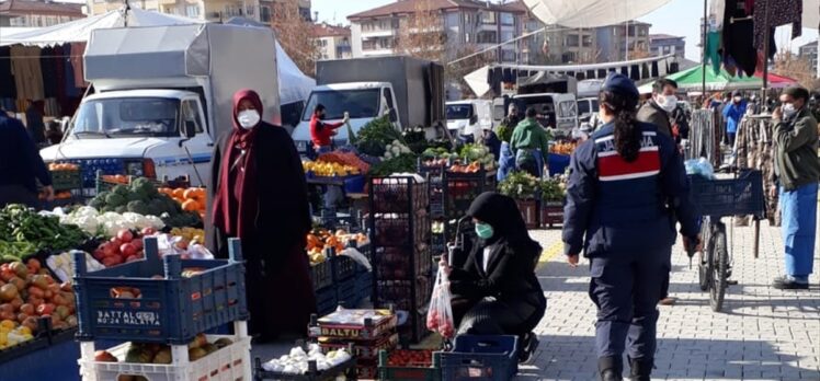 Malatya'da jandarma ekipleri Kovid-19 tedbirlerine uymayan 46 kişiye ceza kesti