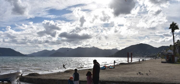 Marmaris'te adrenalin tutkunları sörf keyfi yaşadı