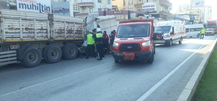 Mersin'de park halindeki tıra çarpan kamyonetin sürücüsü yaralandı