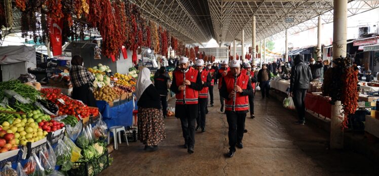 Muğla'da roman müzisyenlerden oluşan bando sokaklarda müzik yaparak vatandaşlara moral veriyor