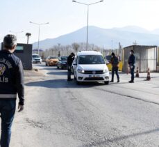 Muş'ta yol kontrolü yapan polisler, AA'nın “Yılın Fotoğrafları” oylamasına katıldı