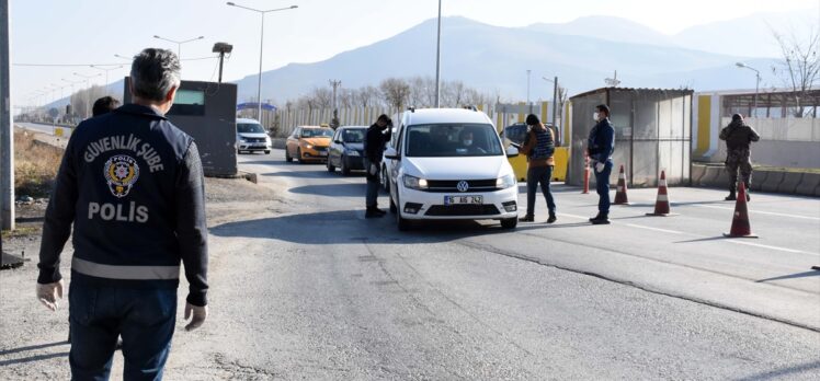 Muş'ta yol kontrolü yapan polisler, AA'nın “Yılın Fotoğrafları” oylamasına katıldı