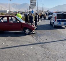 Niğde'de otomobille çarpışan ambulanstaki 3 sağlık personeli hafif yaralandı