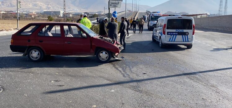 Niğde'de otomobille çarpışan ambulanstaki 3 sağlık personeli hafif yaralandı