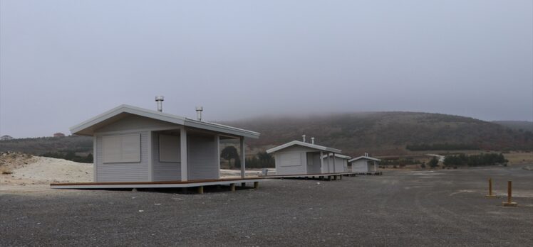 Salda Gölü'nde kıyıdan 500 metre geriye ahşap üniteler yerleştirildi