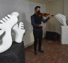 Sanat evine dönüştürdüğü çay ocağında heykel sergisi açtı