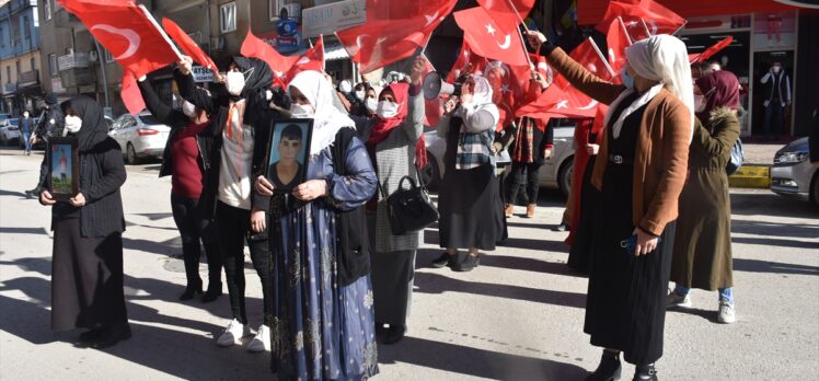 Şırnak'ta terör mağduru aileler HDP İl Başkanlığı binası önünde eylem yaptı