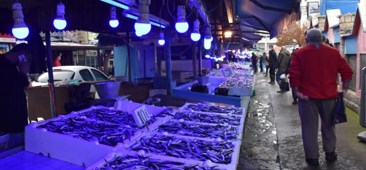 Sokağa çıkma kısıtlaması öncesi balık tezgahlarında yoğunluk yaşandı