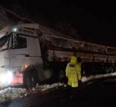 Tokat-Sivas kara yolunda kar ve tipi etkili oldu